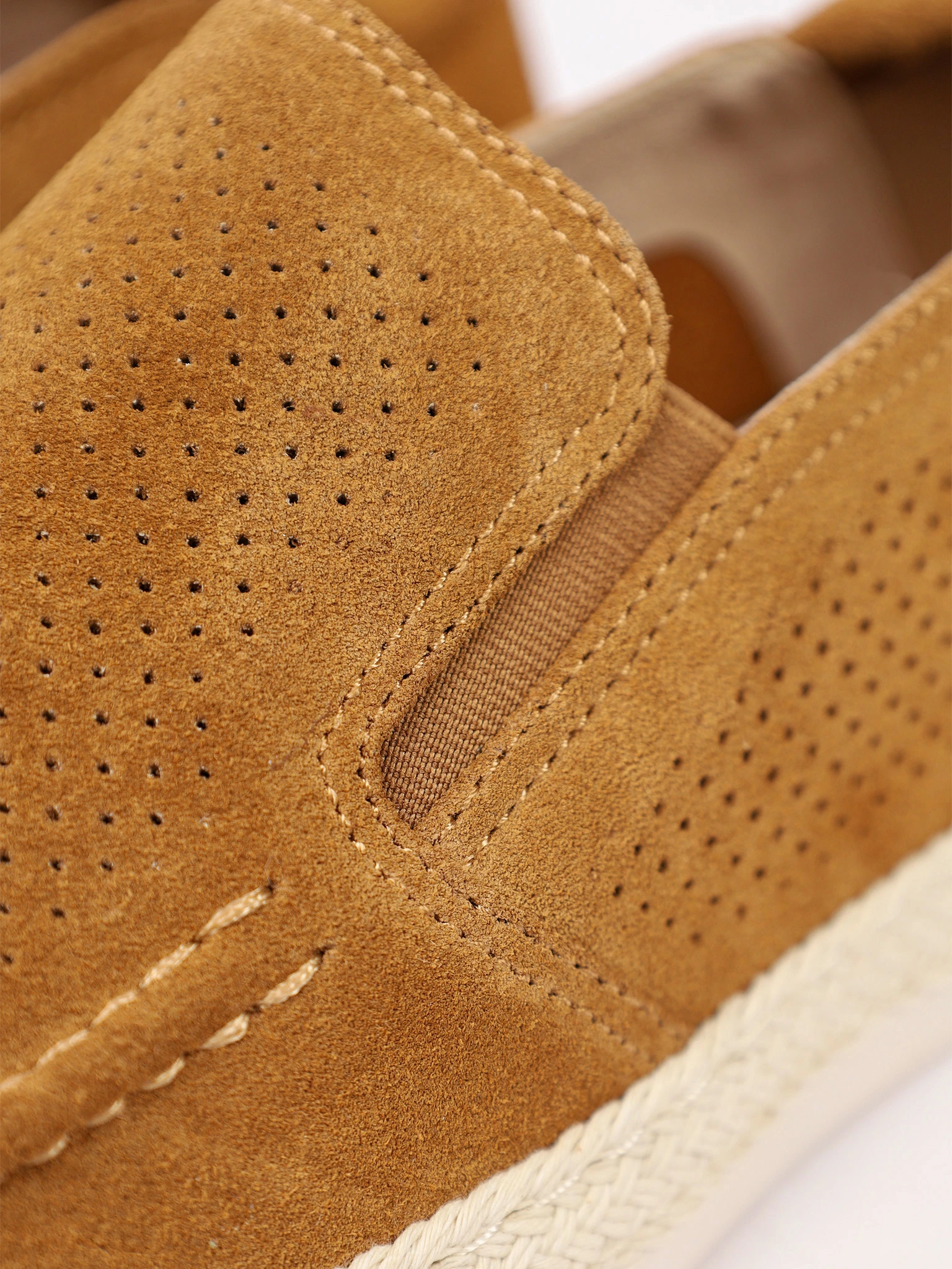 Мокасины коричневого цвета с перфорацией на низкой подошве